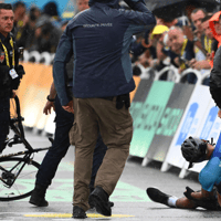 De politie grijpt in bij de Tour de France