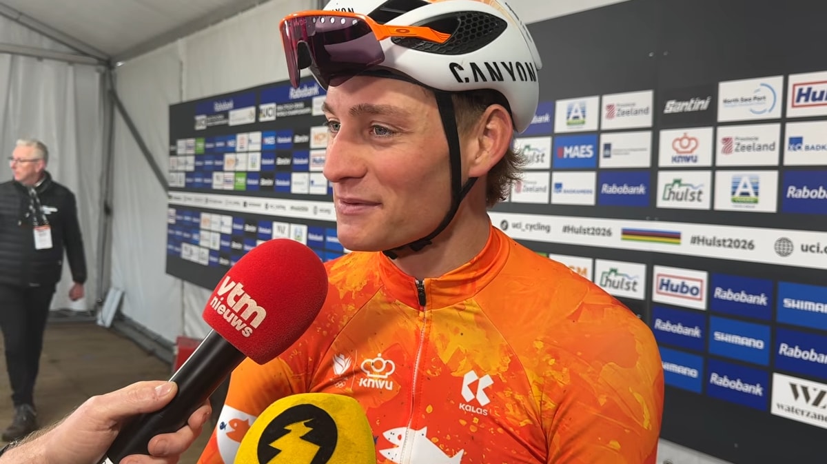 Mathieu van der Poel voor de camera van Wielerflits