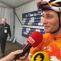 Mathieu van der Poel voor de camera van Wielerflits