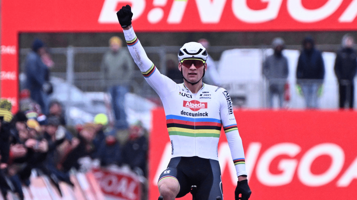 Mathieu van der Poel wint in de regenboogtrui 