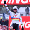Mathieu van der Poel wint in de regenboogtrui 