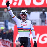 Mathieu van der Poel wint in de regenboogtrui 