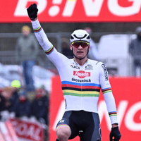 Mathieu van der Poel wint in de regenboogtrui 