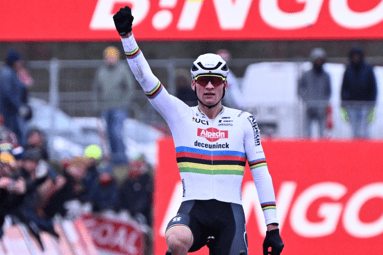 Mathieu van der Poel wint in de regenboogtrui 