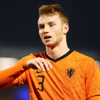 Sepp van den Berg in actie voor Jong Oranje