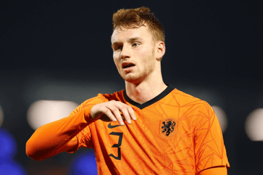 Sepp van den Berg in actie voor Jong Oranje
