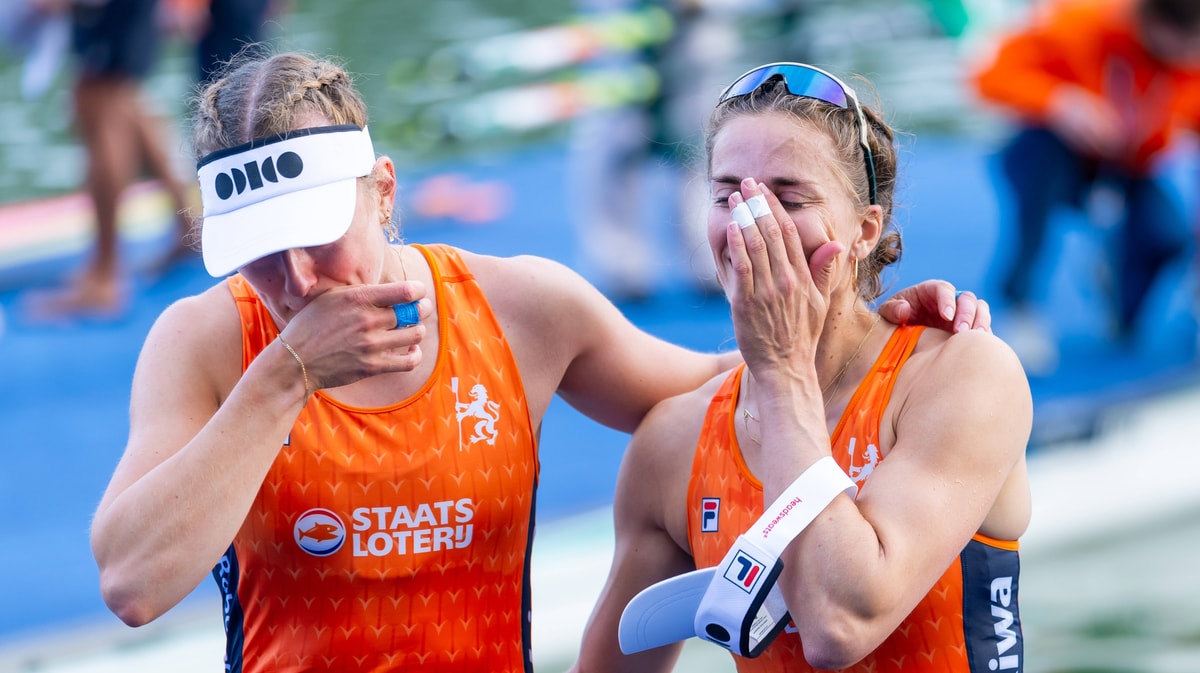 Benthe Boonstra en Roos de Jong hebben zilver veroverd op het WK roeien in Amsterdam.