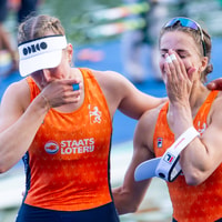 Benthe Boonstra en Roos de Jong hebben zilver veroverd op het WK roeien in Amsterdam.