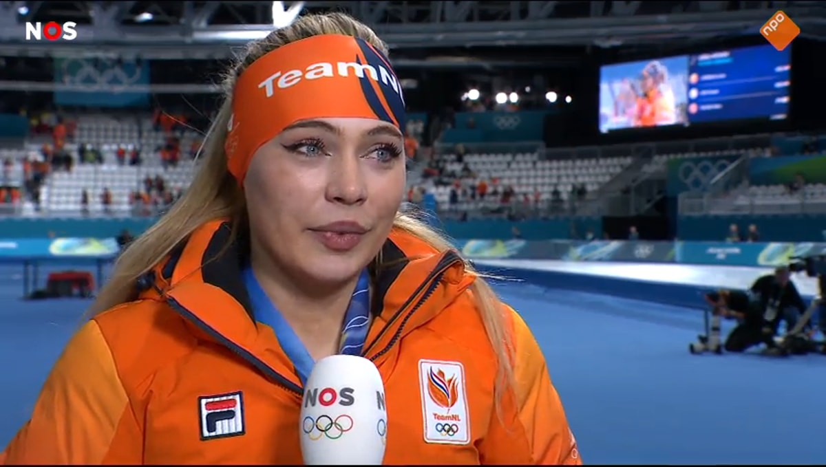 Jutta Leerdam voor de camera van de NOS