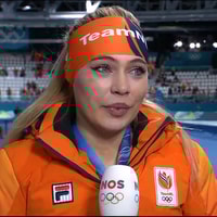 Jutta Leerdam voor de camera van de NOS