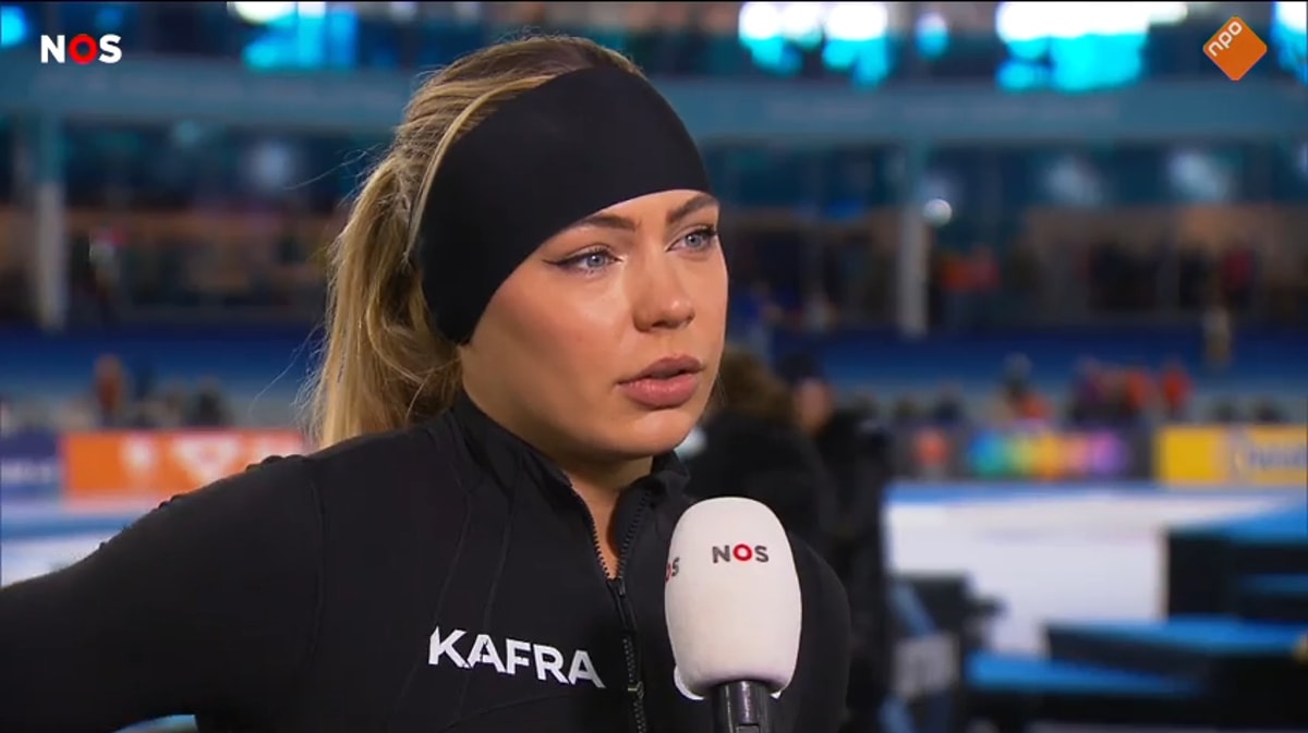 Jutta Leerdam voor de camera van de NOS