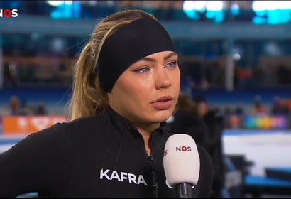 Jutta Leerdam voor de camera van de NOS