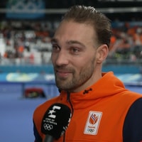 Kjeld Nuis voor de camera van Eurosport