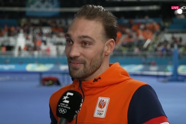 Kjeld Nuis voor de camera van Eurosport