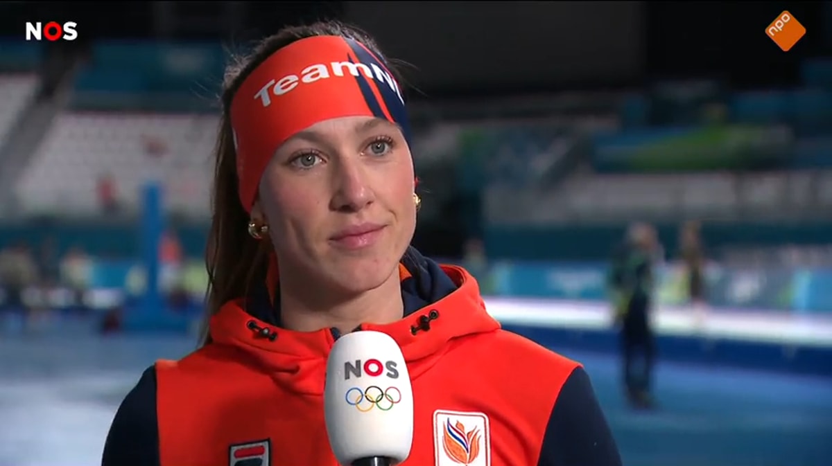Suzanne Schulting voor de camera van de NOS