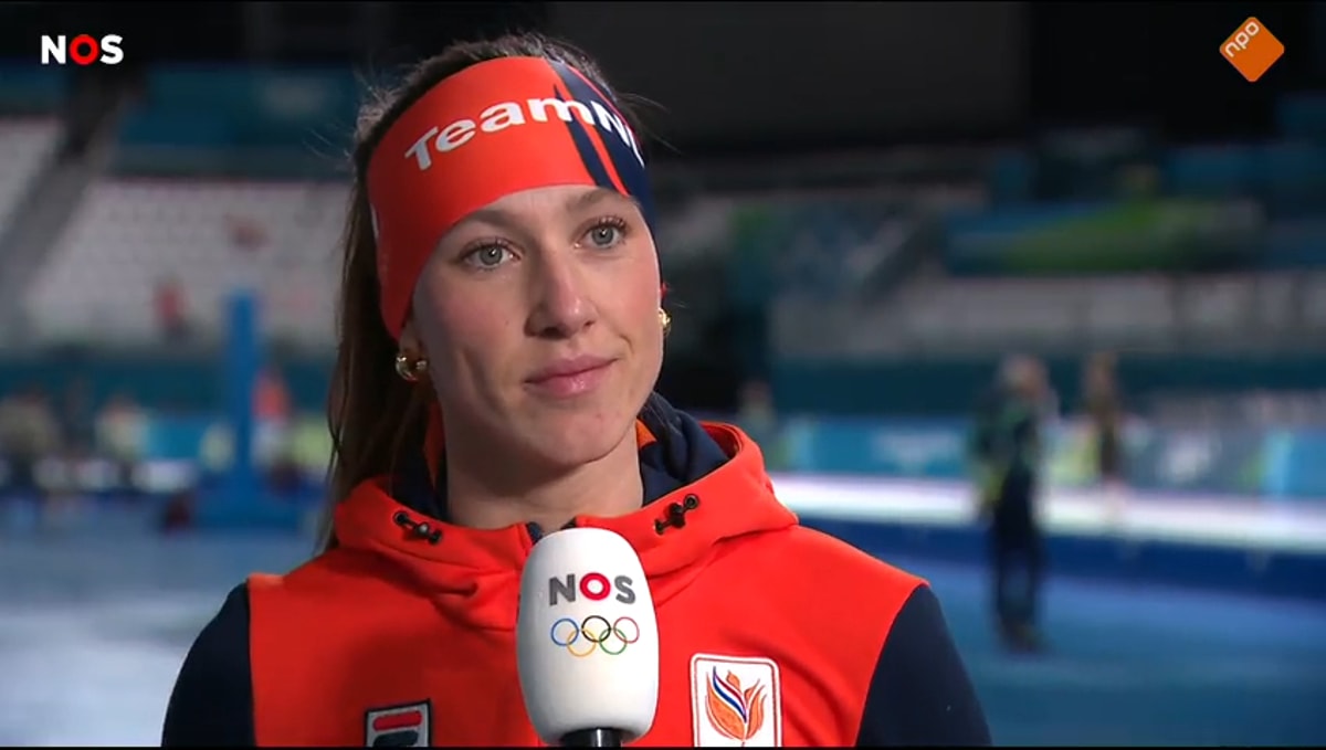 Suzanne Schulting voor de camera van de NOS
