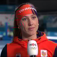 Suzanne Schulting voor de camera van de NOS