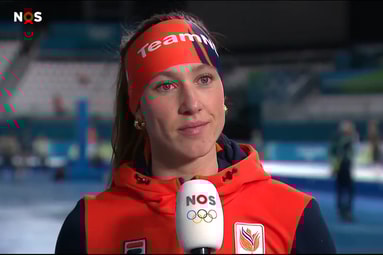 Suzanne Schulting voor de camera van de NOS