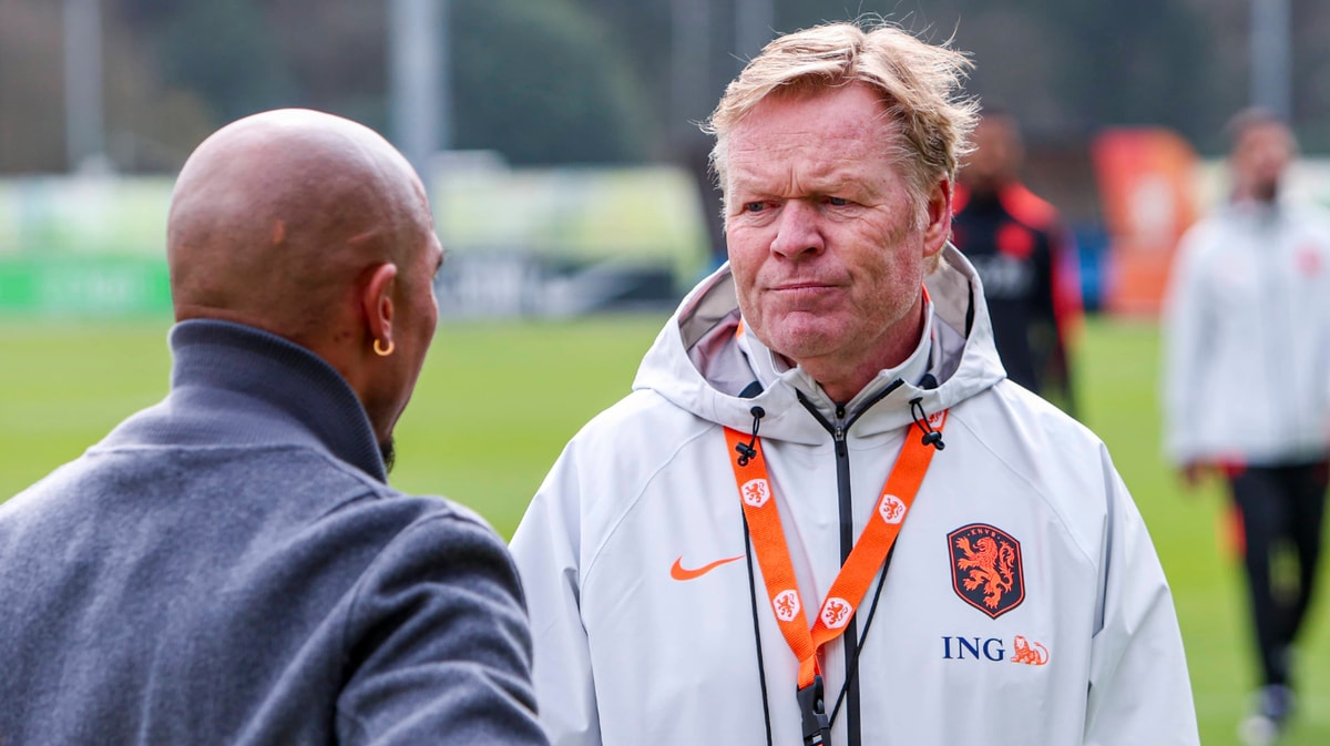 Ronald Koeman op het trainingsveld bij het Nederlands elftal