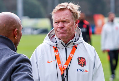 Ronald Koeman op het trainingsveld bij het Nederlands elftal