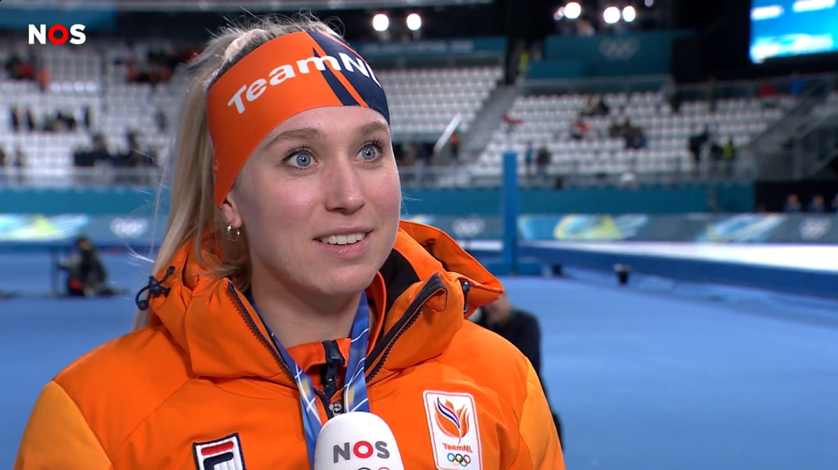 Merel Conijn voor de camera van de NOS