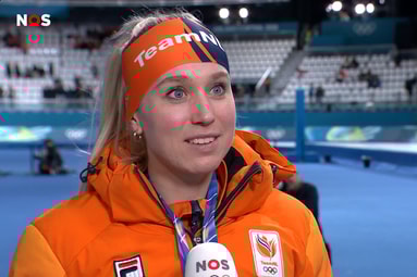 Merel Conijn voor de camera van de NOS