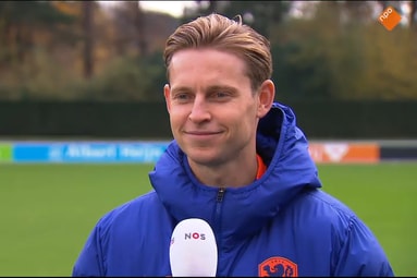 Frenkie de Jong voor de camera van de NOS