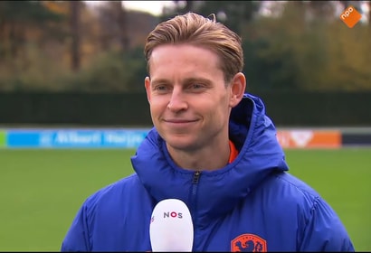 Frenkie de Jong voor de camera van de NOS