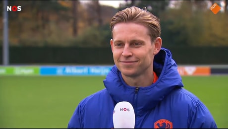 Frenkie de Jong voor de camera van de NOS