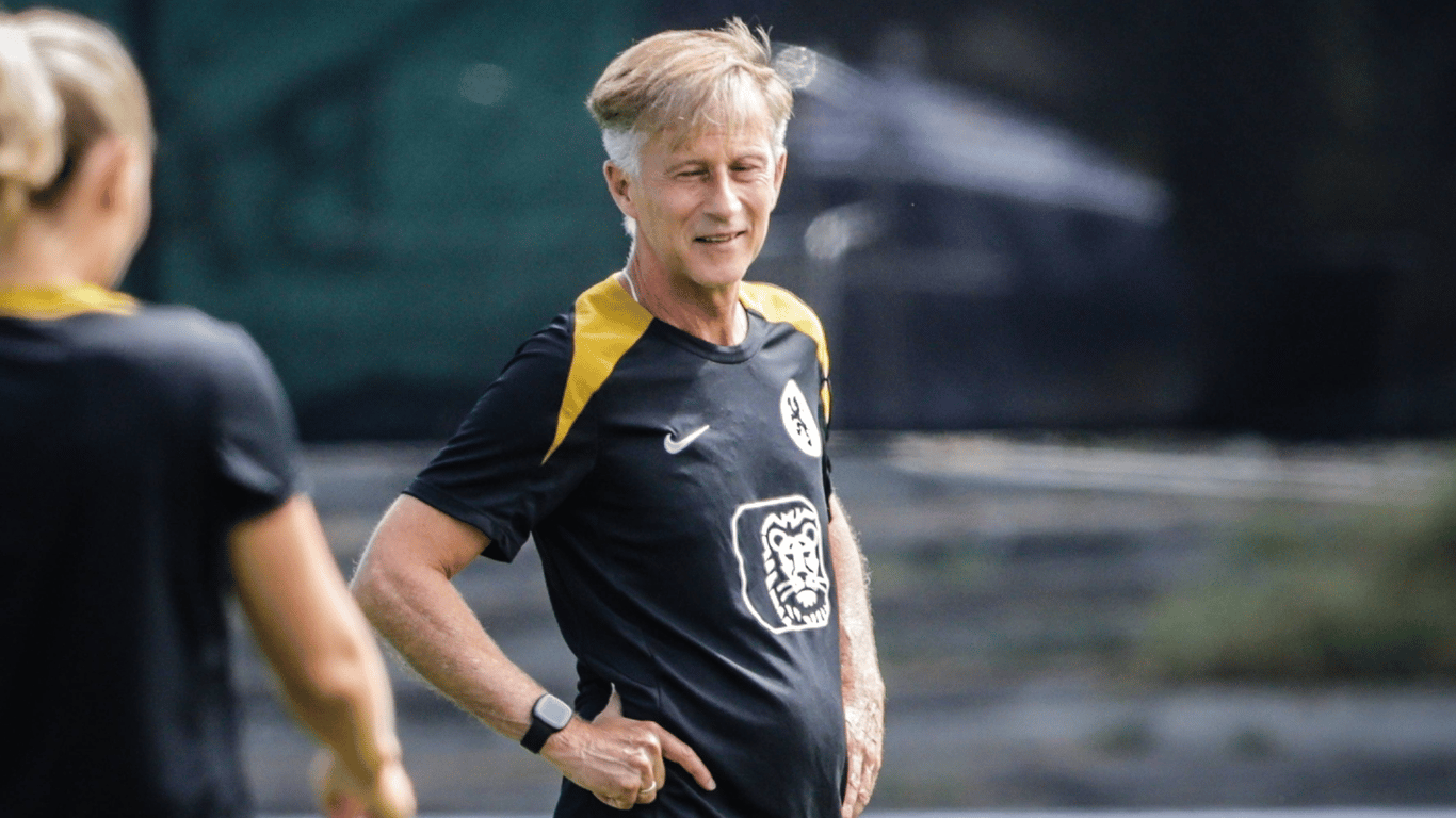 Andries Jonker, bondscoach van de Oranje Leeuwinnen
