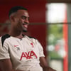 Ryan Gravenberch voor de camera van Sky Sports