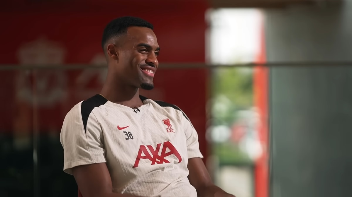 Ryan Gravenberch voor de camera van Sky Sports