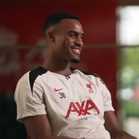 Ryan Gravenberch voor de camera van Sky Sports