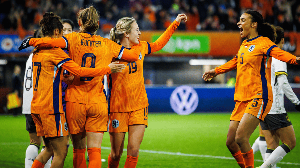 De Oranje Leeuwinnen vieren een doelpunt