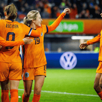 De Oranje Leeuwinnen vieren een doelpunt