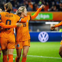 De Oranje Leeuwinnen vieren een doelpunt