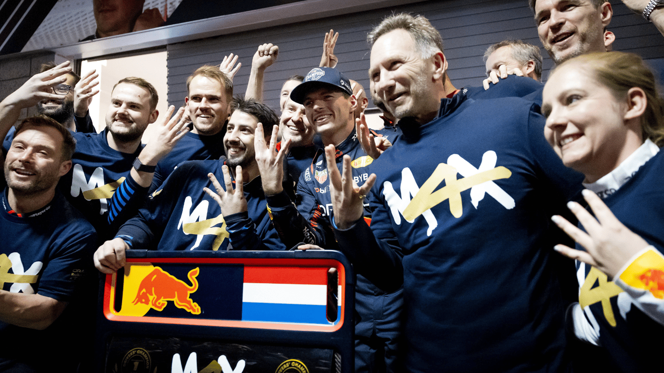 Max Verstappen viert zijn wereldtitel met Christian Horner