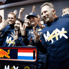 Max Verstappen viert zijn wereldtitel met Christian Horner