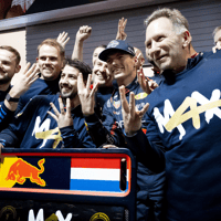 Max Verstappen viert zijn wereldtitel met Christian Horner