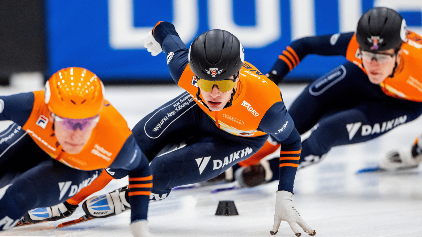 Jens van 't Wout in actie met de shorttrackploeg