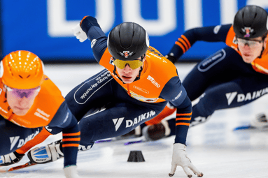 Jens van 't Wout in actie met de shorttrackploeg