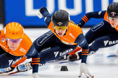 Jens van 't Wout in actie met de shorttrackploeg