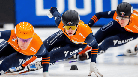 Jens van 't Wout in actie met de shorttrackploeg