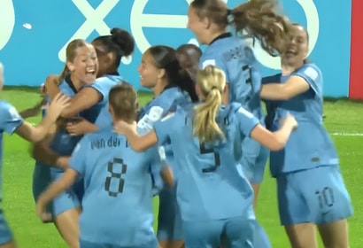 Oranje O17 (V) begint met een 4-3 zege op Kameroen aan het WK Onder 17 in Marokko.