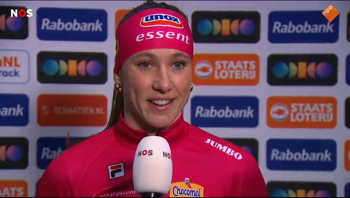 Suzanne Schulting voor de camera van de NOS