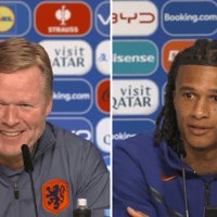 Ronald Koeman en Nathan Aké op een persconferentie van het Nederlands elftal