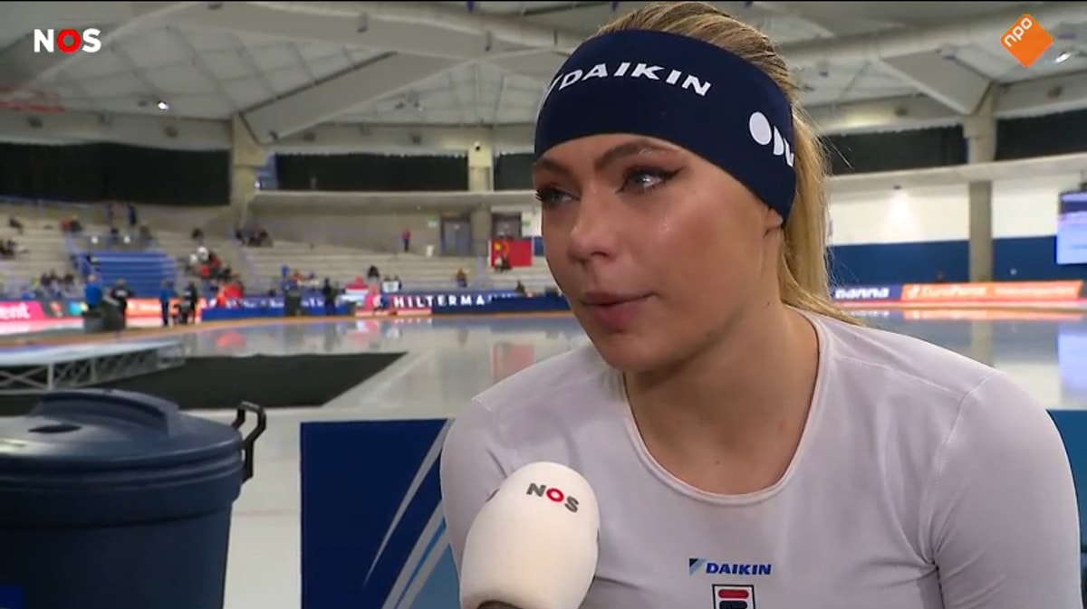 Jutta Leerdam voor de camera van de NOS