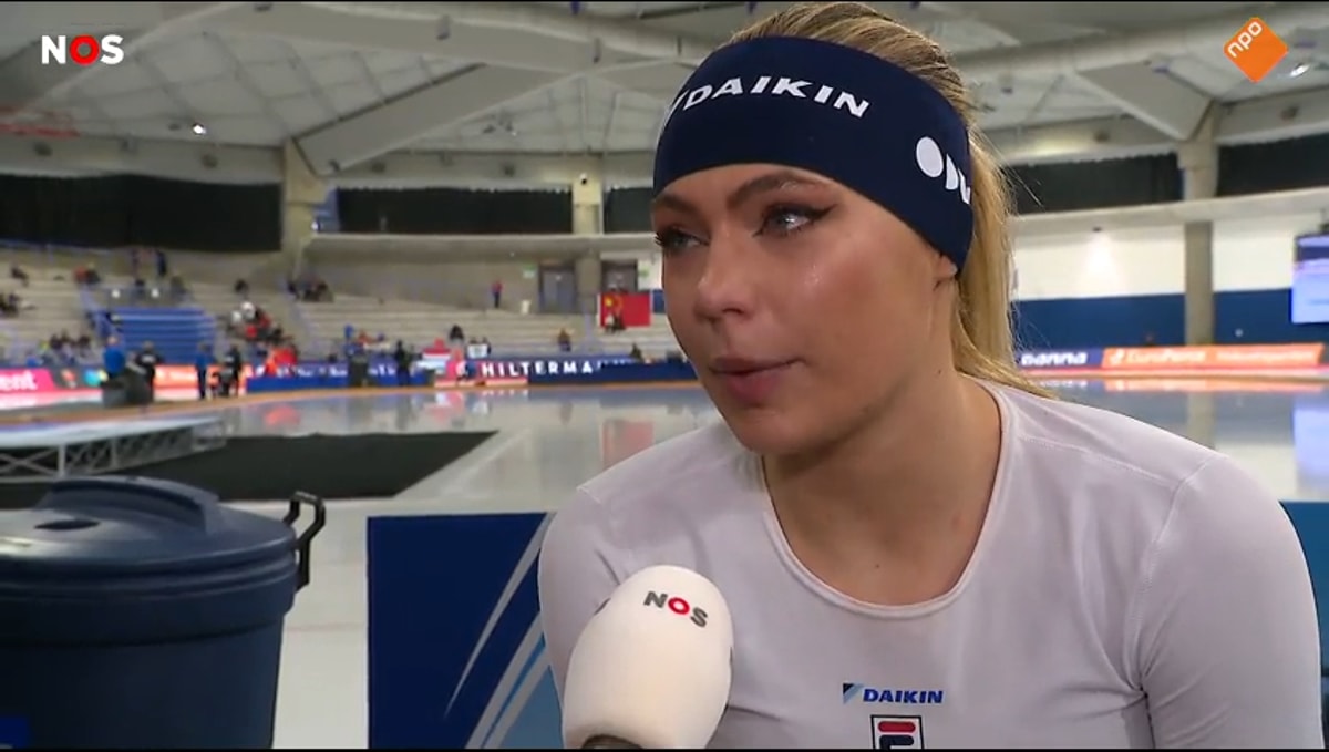 Jutta Leerdam voor de camera van de NOS