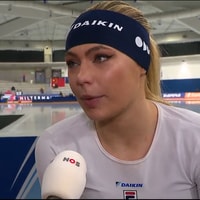Jutta Leerdam voor de camera van de NOS