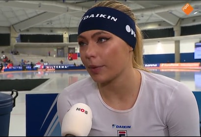 Jutta Leerdam voor de camera van de NOS